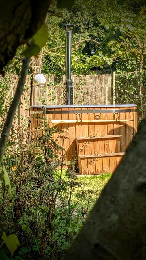 Villa Emlyn'S Coppice - Luxury Woodland Glamping à Holywell  Extérieur photo
