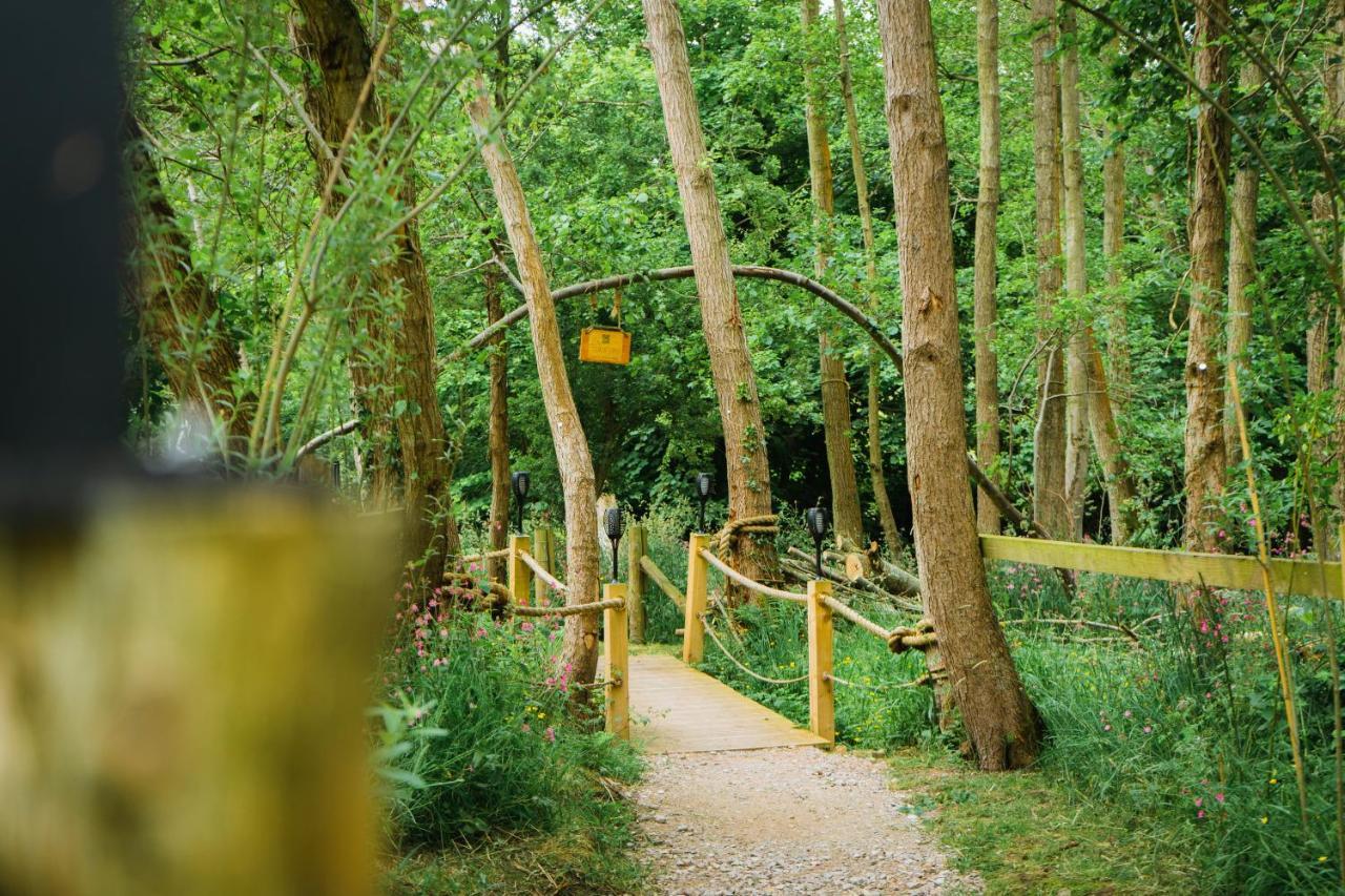 Villa Emlyn'S Coppice - Luxury Woodland Glamping à Holywell  Extérieur photo