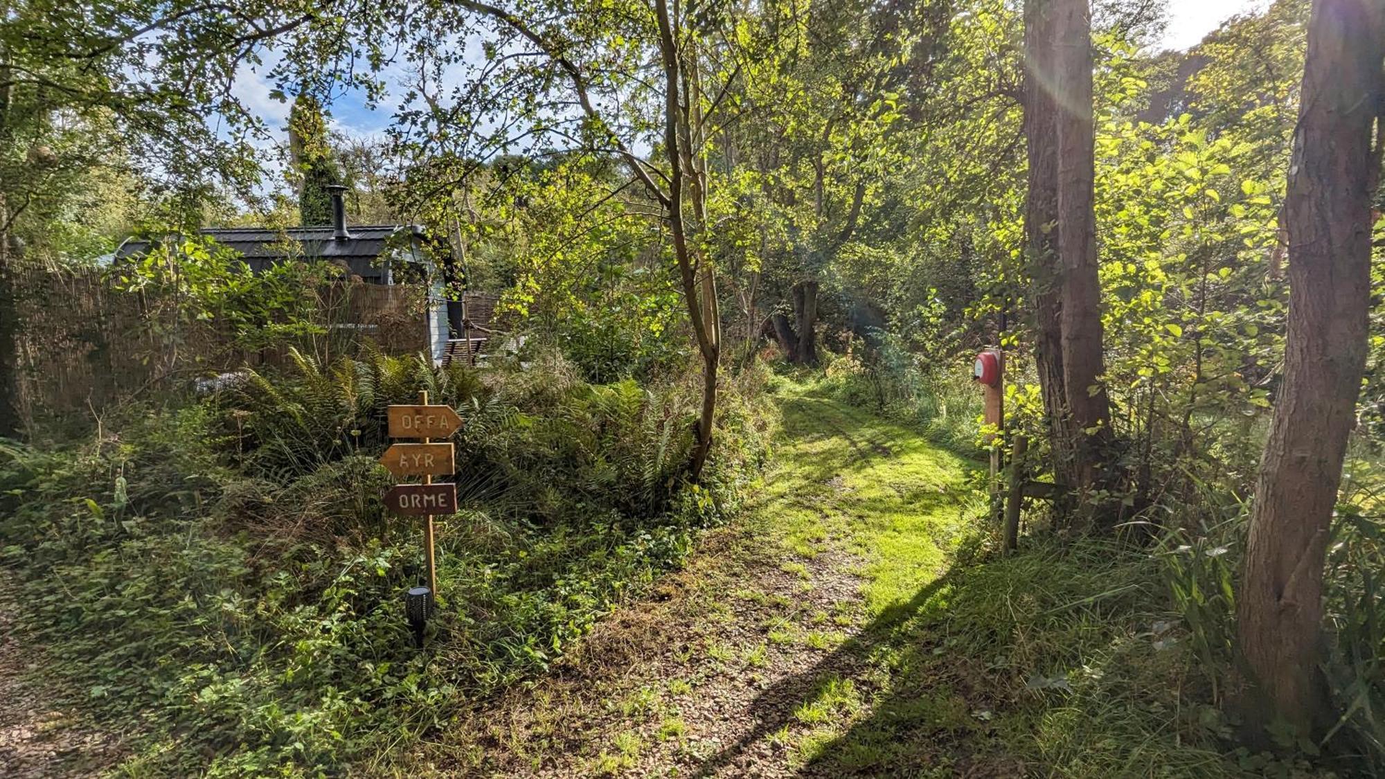 Villa Emlyn'S Coppice - Luxury Woodland Glamping à Holywell  Extérieur photo
